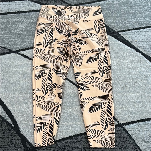 Aerie Tan and Black Leggings with Form-Fitting Seamless Design - Picture 9 of 9